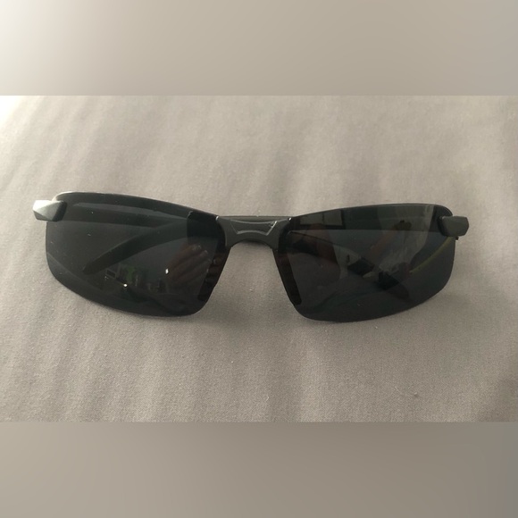 Like new, unisex lightweight polarized night/sport glasses with sport pc frame. - Picture 2 of 10